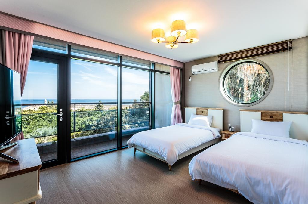 Cobeach Familiar Pension Seogwipo Ngoại thất bức ảnh